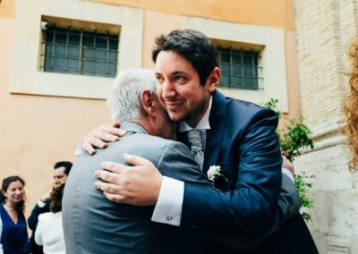 Lo sposo abbraccia un amico prima di entrare Entrata dello sposo insieme alla madre nella chiesa di Santa Prisca per il matrimonio