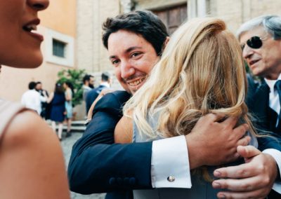 Lo sposo abbraccia un'amica prima di entrare Entrata dello sposo insieme alla madre nella chiesa di Santa Prisca per il matrimonio