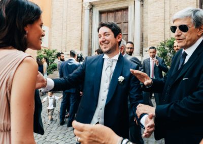 Lo sposo saluta gli invitati prima di entrare Entrata dello sposo insieme alla madre nella chiesa di Santa Prisca per il matrimonio