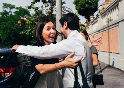 Lo sposo abbraccia un'amica prima di entrare Entrata dello sposo insieme alla madre nella chiesa di Santa Prisca per il matrimonio