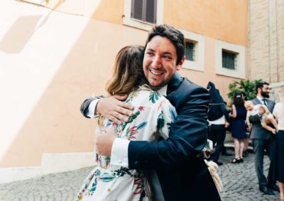 Lo sposo abbraccia un'amica prima di entrare Entrata dello sposo insieme alla madre nella chiesa di Santa Prisca per il matrimonio