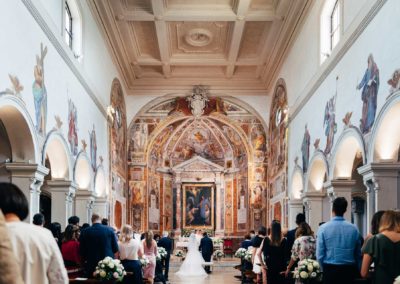 Sposi durante un matrimonio nella chiesa di Santa Prisca