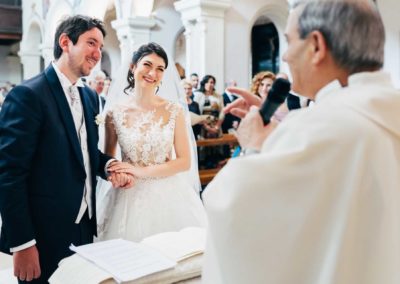 Gli sposi sorridono nella chiesa di Santa Prisca durante il matrimonio