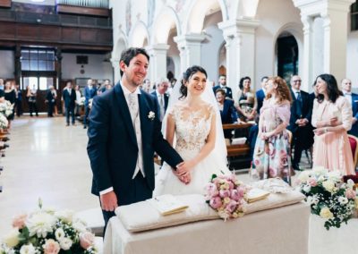 Gli sposi sorridono nella chiesa di Santa Prisca durante il matrimonio