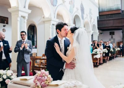 Bacio degli sposi durante il matrimonio nella chiesa di Santa Prisca