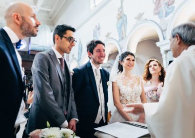 Gli sposi insieme ai testimoni alla fine del matrimonio nella chiesa di Santa Prisca