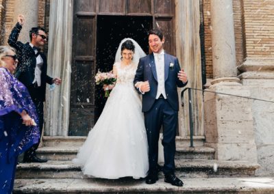 Uscita degli sposi alla fine del matrimonio nella chiesa di Santa Prisca