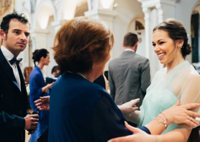 Invitati prima del matrimonio nella chiesa di Santa Prisca