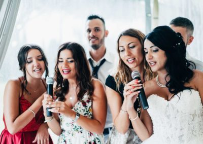 La sposa canta con le sue amiche Un invitato canta durante il ricevimento di matrimonio a Villa Rosantica