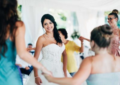 La sposa balla con gli invitati durante il ricevimento di matrimonio a Villa Rosantica