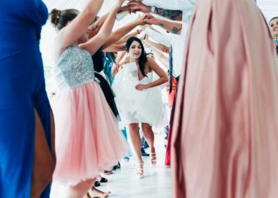 La sposa balla con gli invitati durante il ricevimento di matrimonio a Villa Rosantica