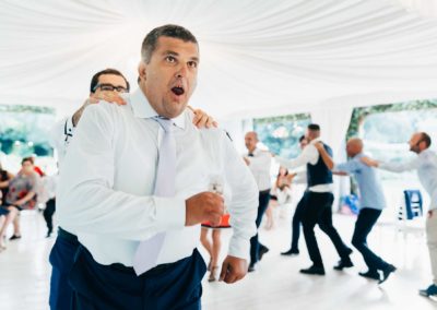 Invitati ballano durante il ricevimento di matrimonio a Villa Rosantica