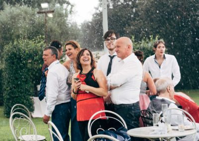 Invitati sotto la pioggia durante un ricevimento di matrimonio a Villa Rosantica