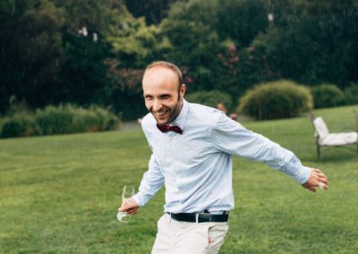 Invitato corre sotto la pioggia durante il ricevimento di matrimonio a Villa Rosantica