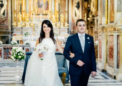 Uscita dalla chiesa Santa Maria di Loreto a Roma degli sposi alla fine della celebrazione del matrimonio