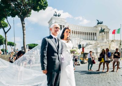 Arrivo della sposa alla chiesa Santa Maria di Loreto a Roma per celebrare il matrimonio