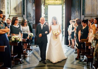 Entrata della sposa alla chiesa Santa Maria di Loreto a Roma per celebrare il matrimonio