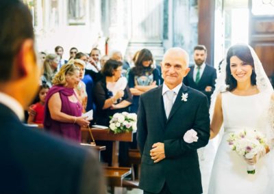 Entrata della sposa alla chiesa Santa Maria di Loreto a Roma per celebrare il matrimonio