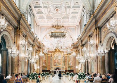 Sposi durante un matrimonio alla basilica di ss Giovanni e Paolo, chiesa dei lampadari