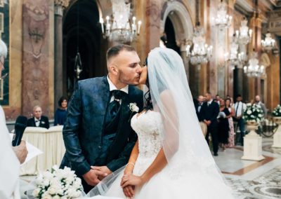 Bacio degli sposi nella basilica di ss Giovanni e Paolo a fine matrimonio, chiesa dei lampadari