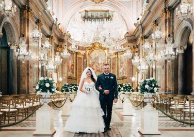 Gli sposi escono dalla basilica di ss Giovanni e Paolo a fine matrimonio, chiesa dei lampadari