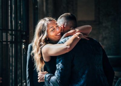 Lo sposo saluta un'amica davanti alla basilica di ss Giovanni e Paolo prima del matrimonio, chiesa dei lampadari