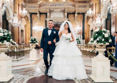 La sposa insieme al padre entra nella basilica di ss Giovanni e Paolo per il matrimonio, la chiesa dei lampadari