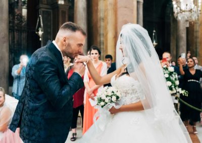 Lo sposo bacia la sposa all'arrivo nella basilica di ss Giovanni e Paolo, la chiesa dei lampadari