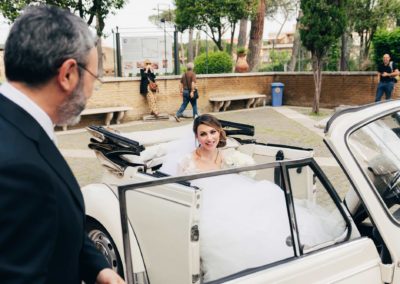 La sposa arriva in macchina alla cerimonia del Matrimonio nel Mausoleo di Santa Costanza a Roma