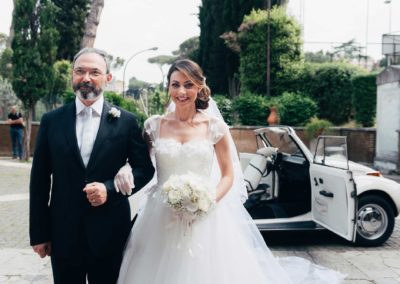 La sposa arriva con il padre per la cerimonia del Matrimonio nel Mausoleo di Santa Costanza a Roma