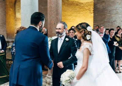 Lo sposo saluta la sposa con il padre per la cerimonia del Matrimonio nel Mausoleo di Santa Costanza a Roma