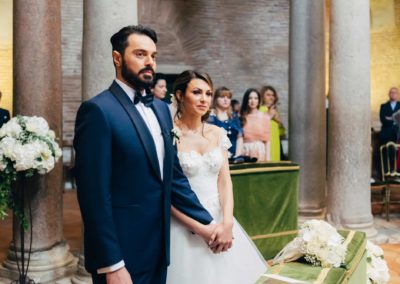 Sposi si tengono la mano nel Mausoleo di Santa Costanza a Roma durante un Matrimonio