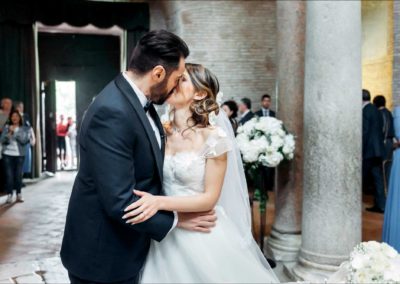 Bacio degli sposi durante la cerimonia di Matrimonio nel Mausoleo di Santa Costanza a Roma