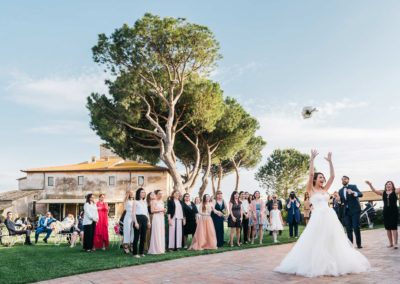 La sposa lancia il bouquet a Tenuta Tor de Sordi durante un Matrimonio