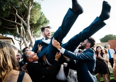 Lo sposo viene lanciato in aria dagli invitati durante il ricevimento di matrimonio a Tenuta Tor de Sordi