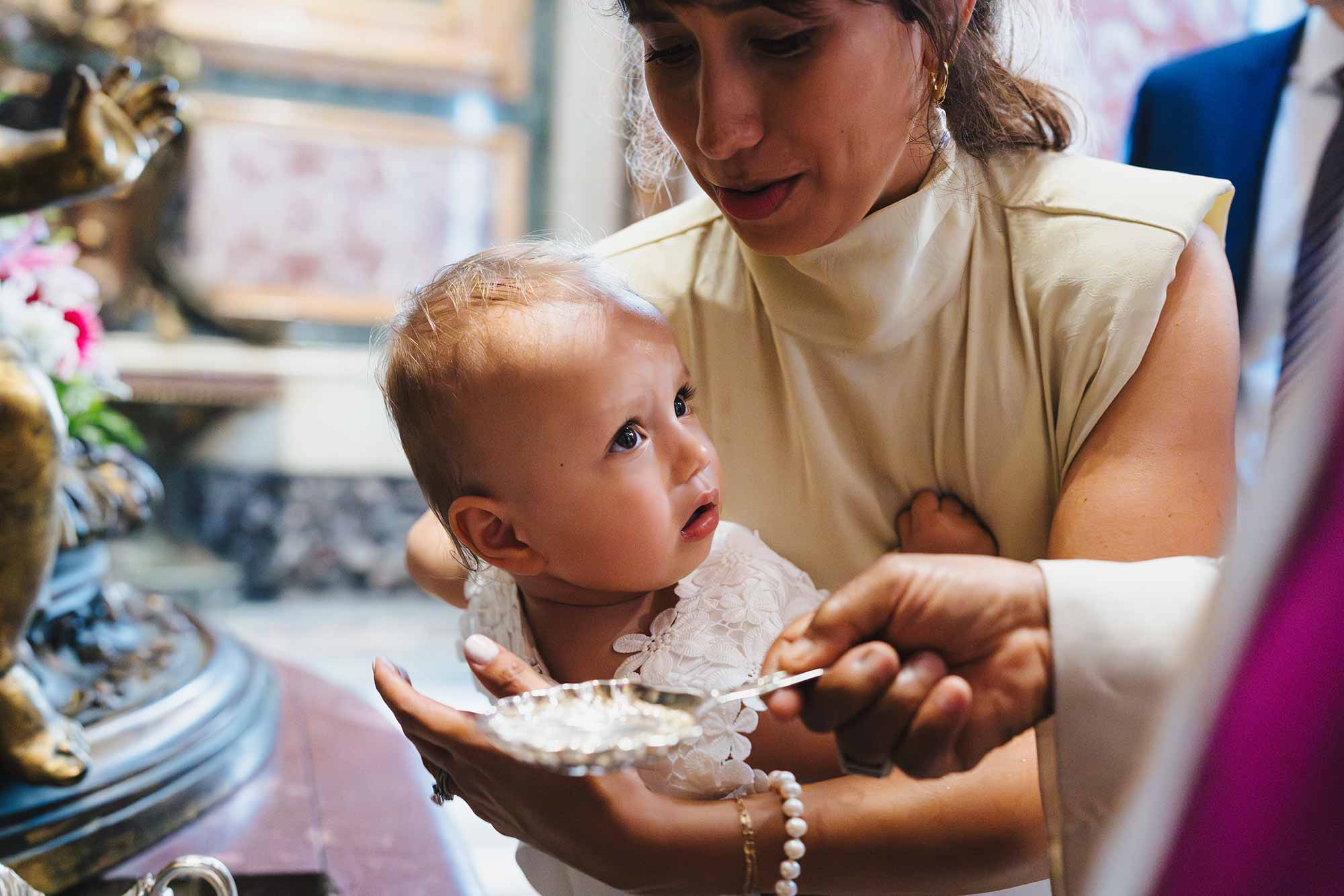 Bambina durante il battesimo ripresa da Fotografo Battesimo Vaticano